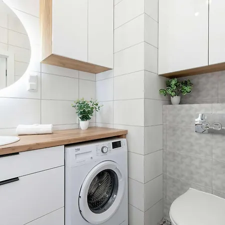 Modern With Parking And Balcony By Renters *