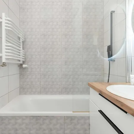 Modern With Parking And Balcony By Renters Lägenhet *