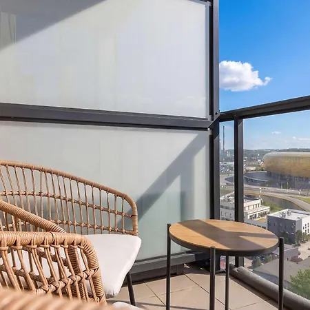 Modern With Parking And Balcony By Renters